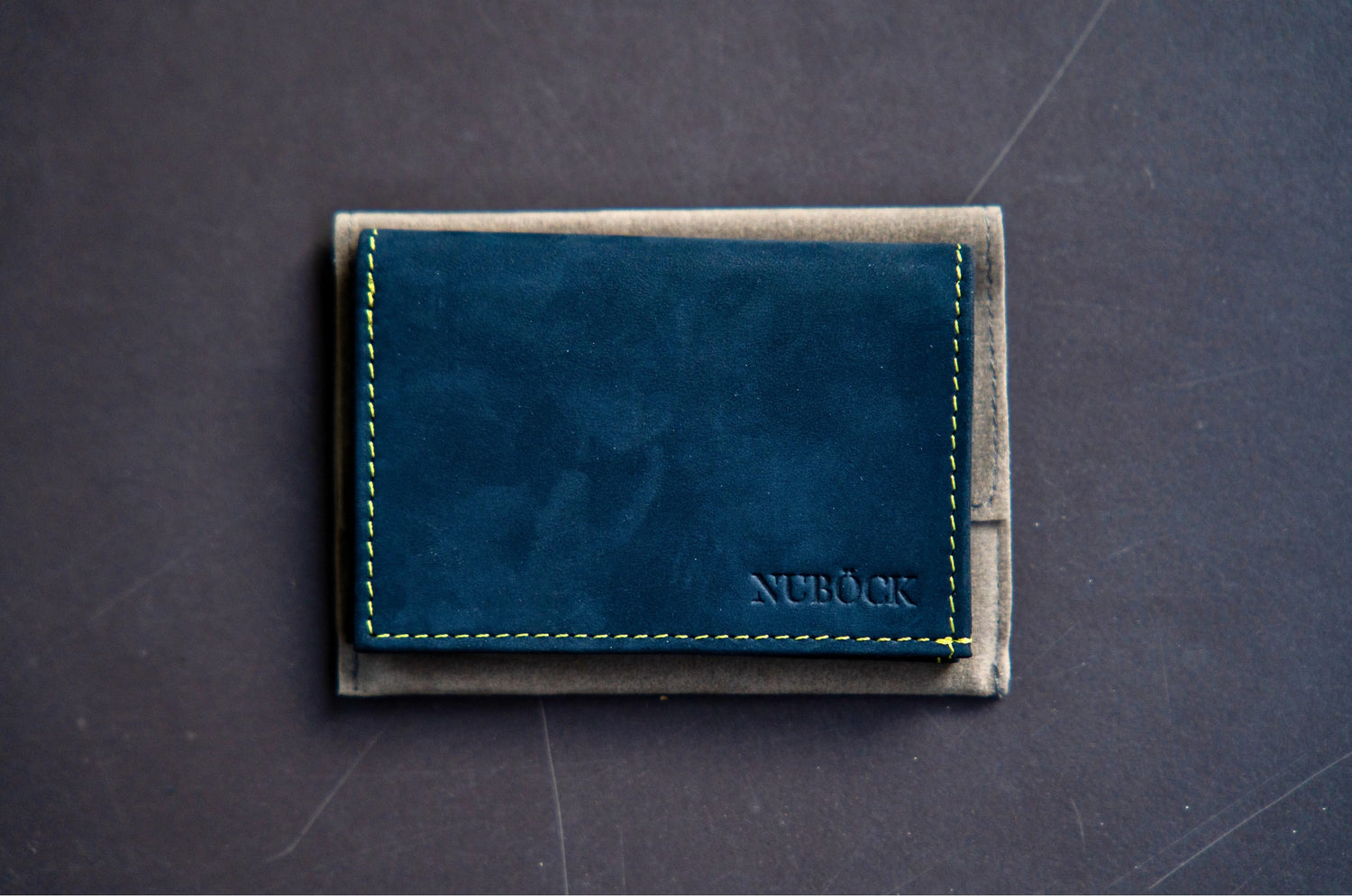 NUBÖCK - The Executive minimalistic nubuck leather wallet. Designed for you that favor a proffesional high end wallet. 